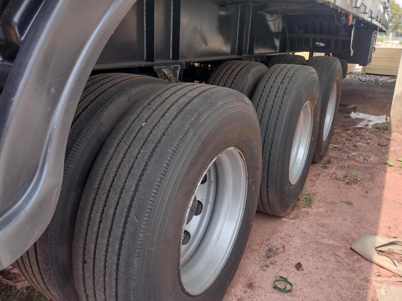 CARRETA GRADE BAIXA E PORTA CONTAINER GUERRA 2008 COM PNEUS de 1.000CAR Curitiba no Paraná