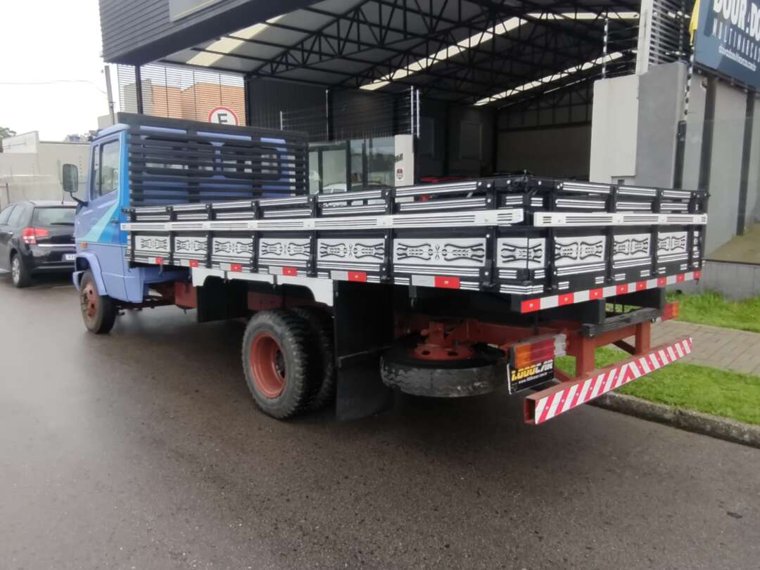 Caminhão MERCEDES BENZ MB 709 Carroceria ANO 1994 de 1.000CAR Curitiba no Paraná