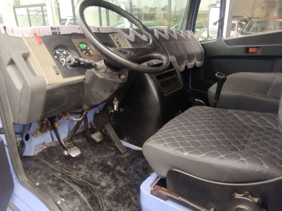 Caminhão MERCEDES BENZ MB 709 Carroceria ANO 1994 de 1.000CAR Curitiba no Paraná