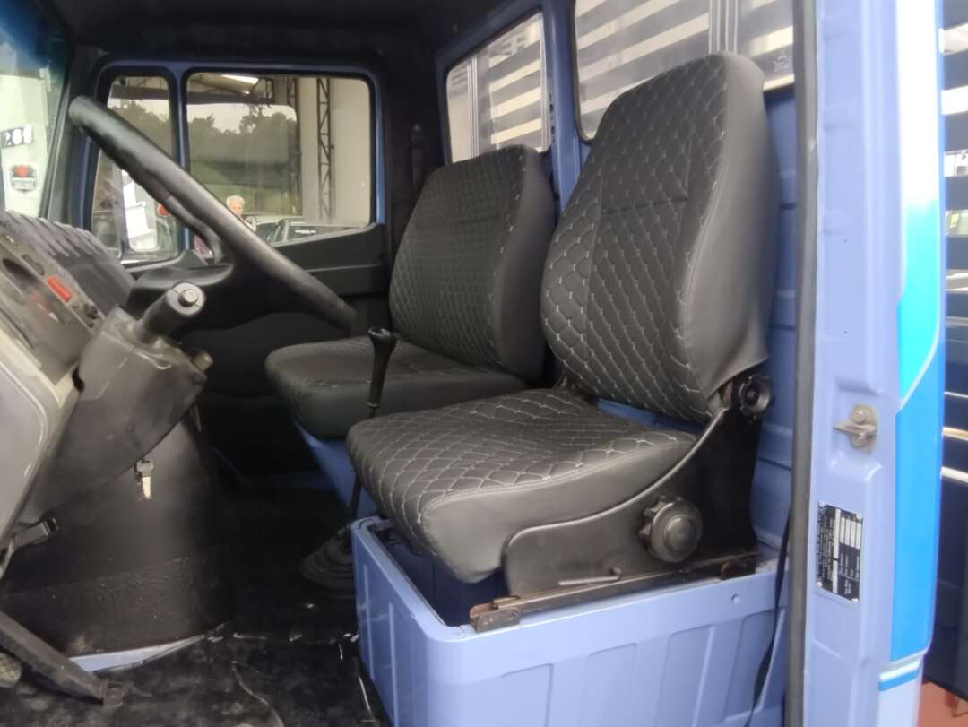 Caminhão MERCEDES BENZ MB 709 Carroceria ANO 1994 de 1.000CAR Curitiba no Paraná