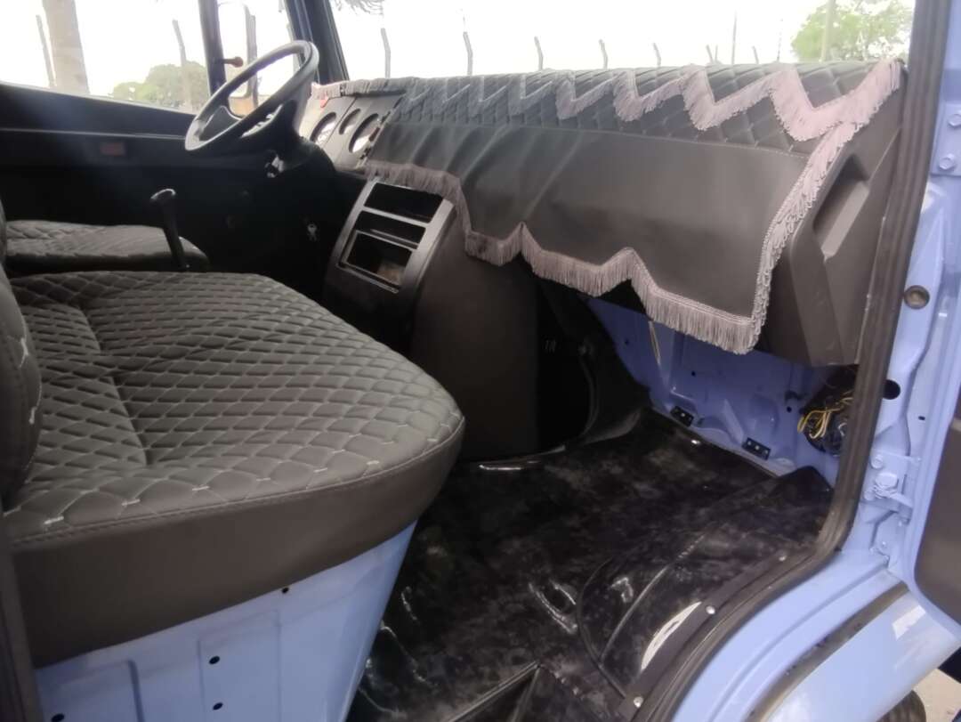 Caminhão MERCEDES BENZ MB 709 Carroceria ANO 1994 de 1.000CAR Curitiba no Paraná