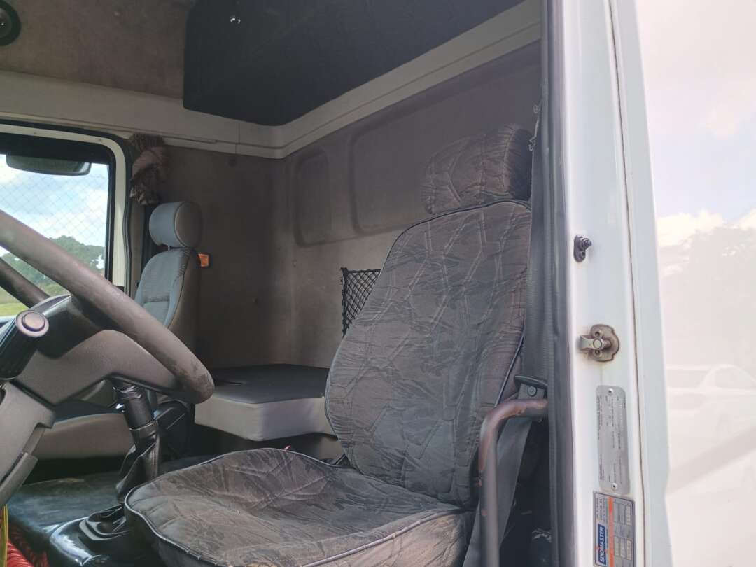 Caminhão VOLKSWAGEN VW 24280 Baú Furgão ANO 2012 de 1.000CAR Curitiba no Paraná