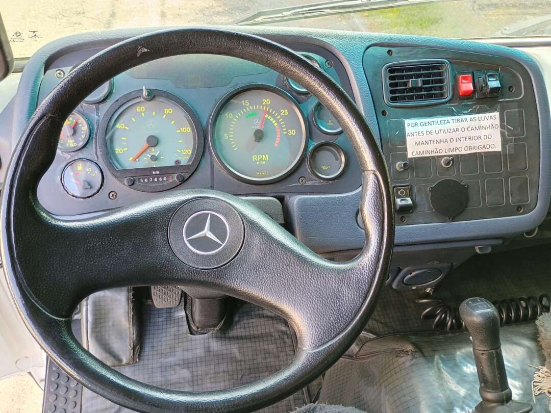 Caminhão MERCEDES BENZ MB 1718 Carroceria ANO 2009 de 1.000CAR Curitiba no Paraná