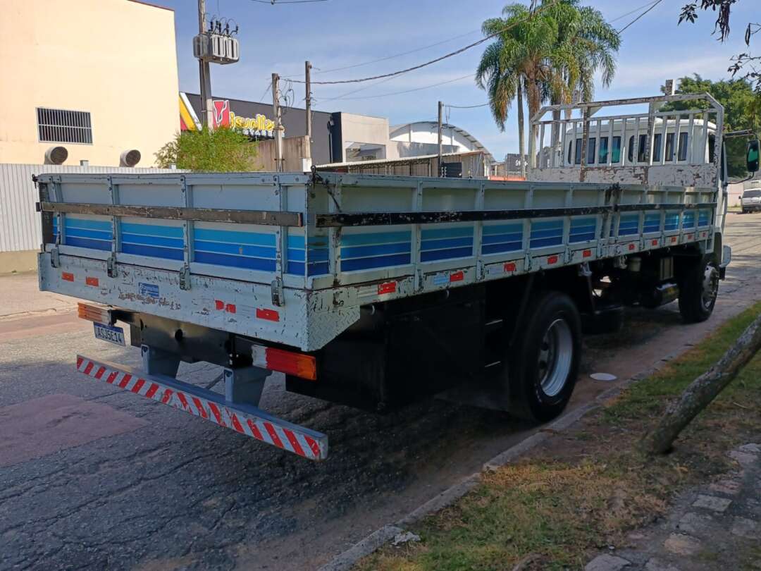 Caminhão MERCEDES BENZ MB 1718 Carroceria ANO 2009 de 1.000CAR Curitiba no Paraná