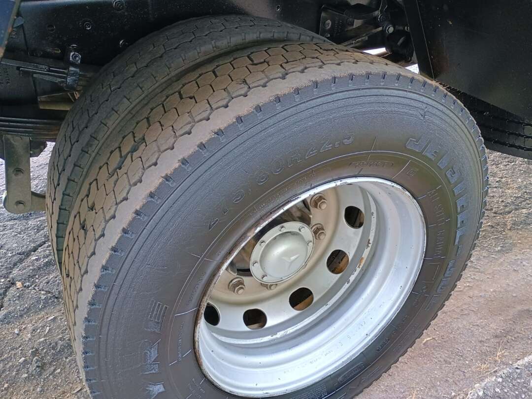 Caminhão MERCEDES BENZ MB 1718 Carroceria ANO 2009 de 1.000CAR Curitiba no Paraná