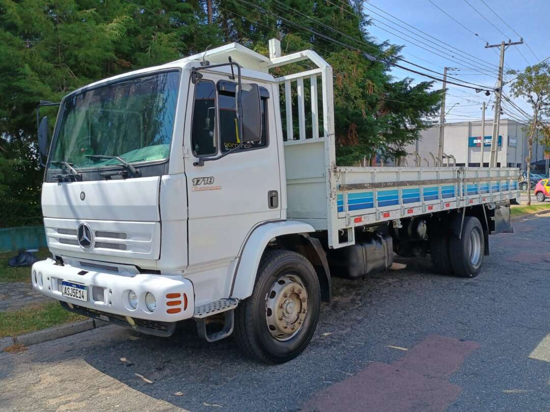 Caminhão MERCEDES BENZ MB 1718 Carroceria ANO 2009 de 1.000CAR Curitiba no Paraná