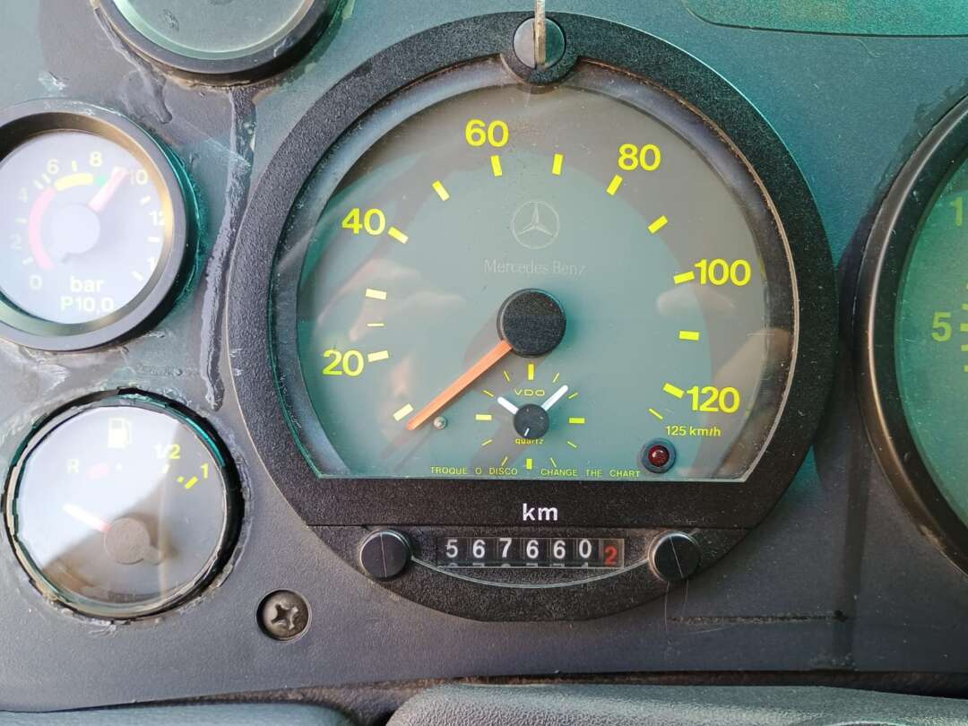 Caminhão MERCEDES BENZ MB 1718 Carroceria ANO 2009 de 1.000CAR Curitiba no Paraná