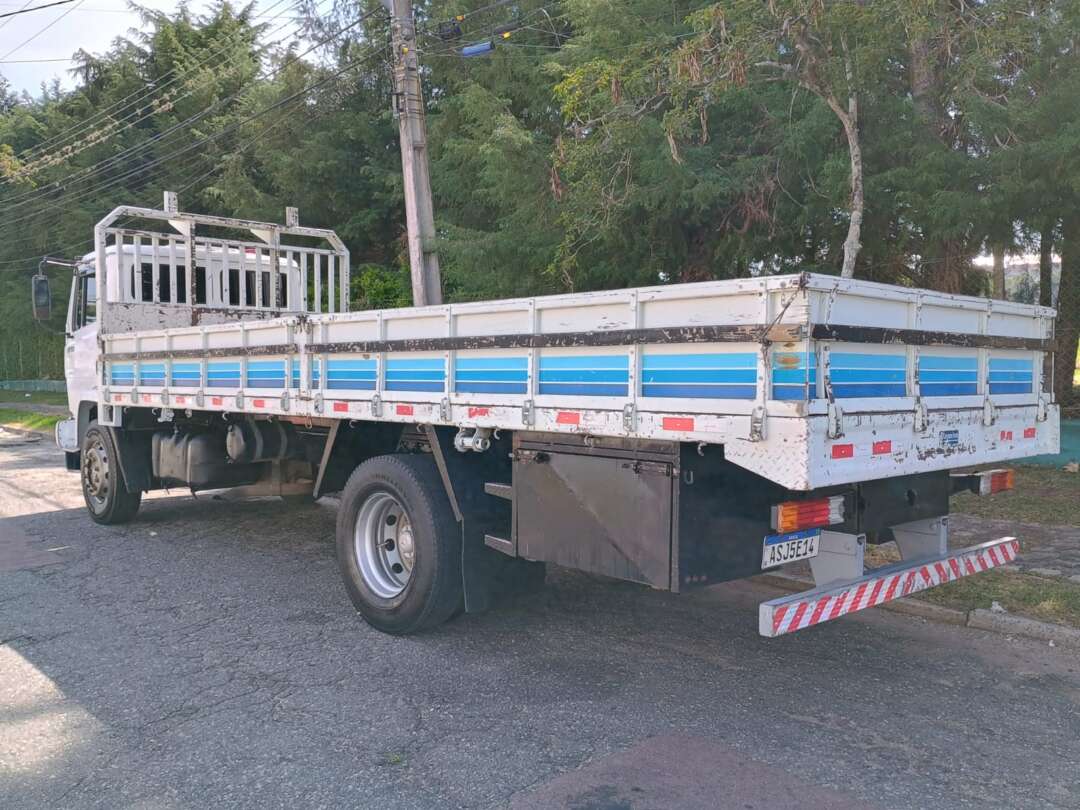 Caminhão MERCEDES BENZ MB 1718 Carroceria ANO 2009 de 1.000CAR Curitiba no Paraná