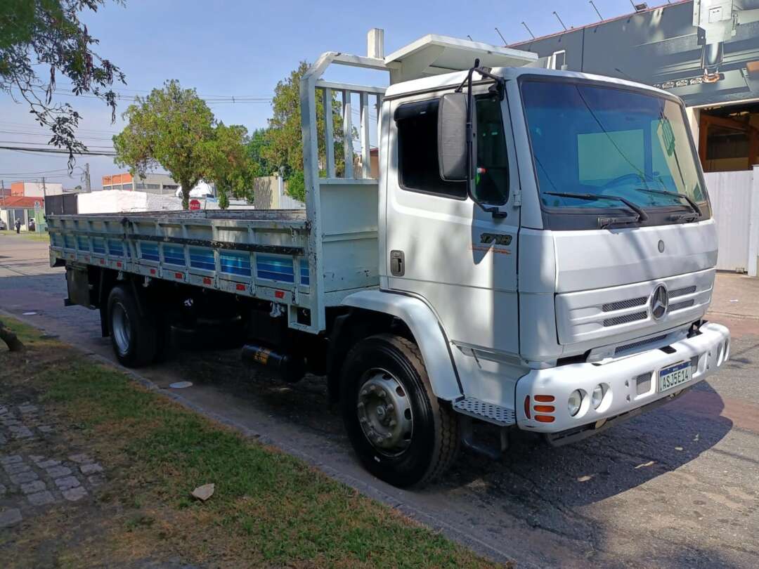 Caminhão MERCEDES BENZ MB 1718 Carroceria ANO 2009 de 1.000CAR Curitiba no Paraná