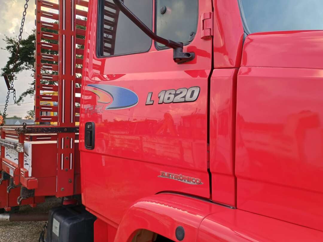 Caminhão MERCEDES BENZ MB 1620 Carroceria ANO 2009 de 1.000CAR Curitiba no Paraná