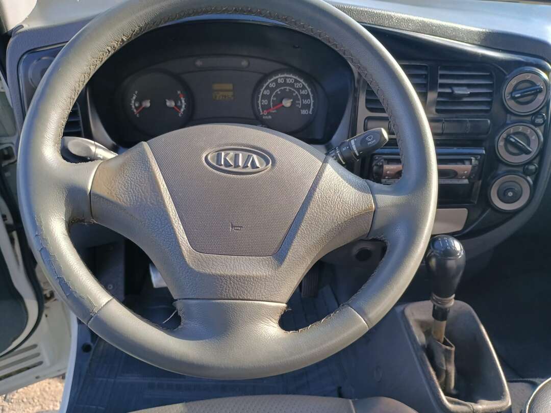 Caminhão KIA BONGO K-2500 Baú Furgão ANO 2012 de 1.000CAR Curitiba no Paraná