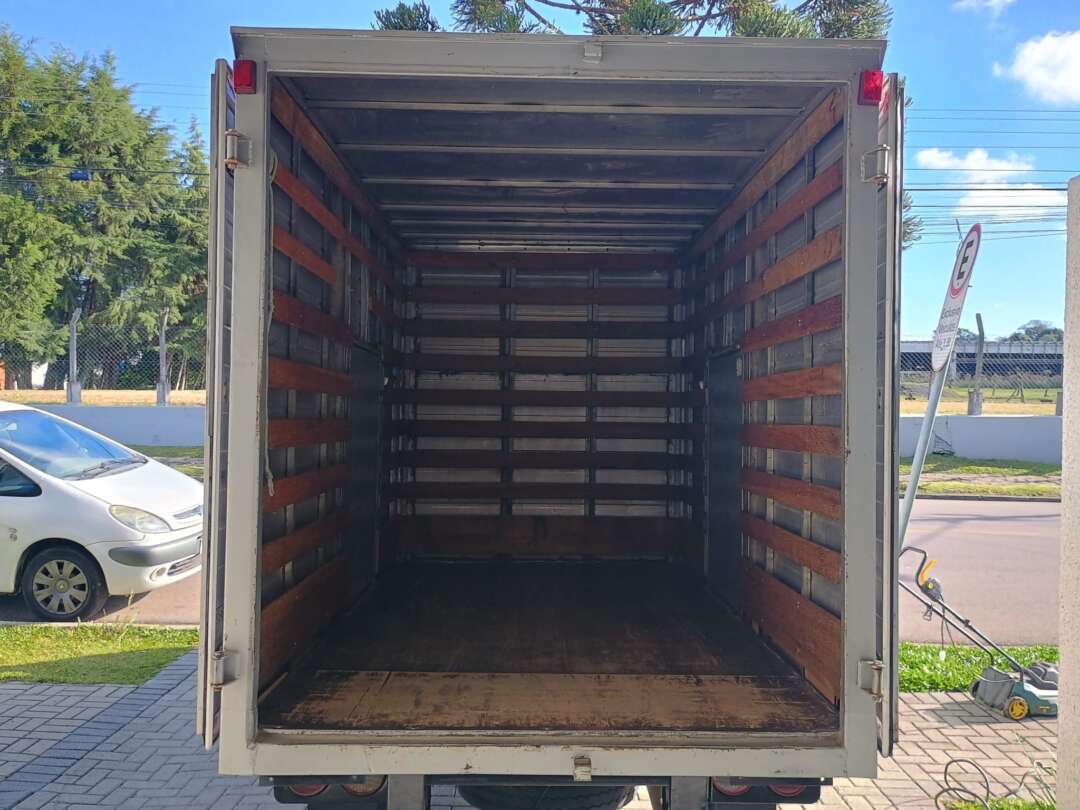 Caminhão KIA BONGO K-2500 Baú Furgão ANO 2012 de 1.000CAR Curitiba no Paraná