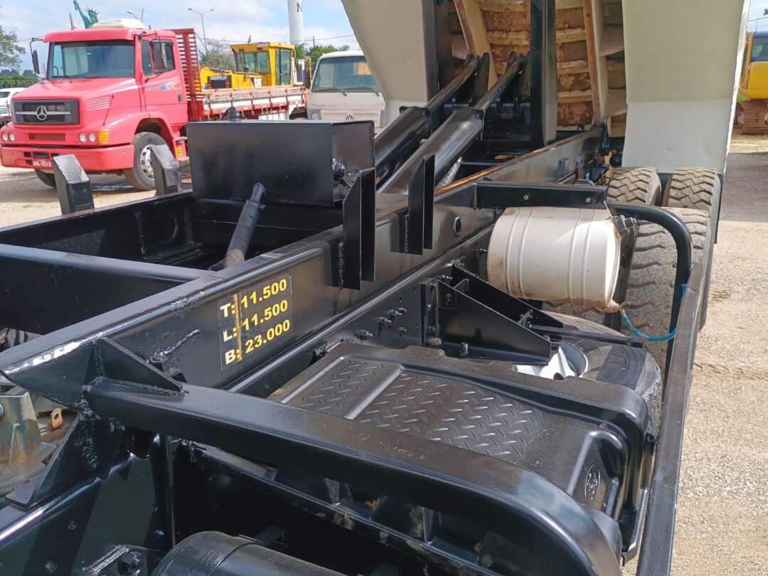 Caminhão FORD CARGO 2629 Caçamba Basculante ANO 2013 de 1.000CAR Curitiba no Paraná