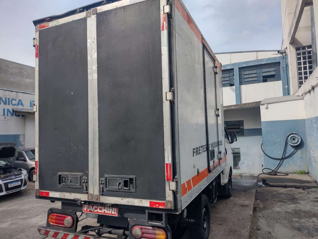 Caminhão HYUNDAI HR Baú Furgão ANO 2008 de 1.000CAR Curitiba no Paraná