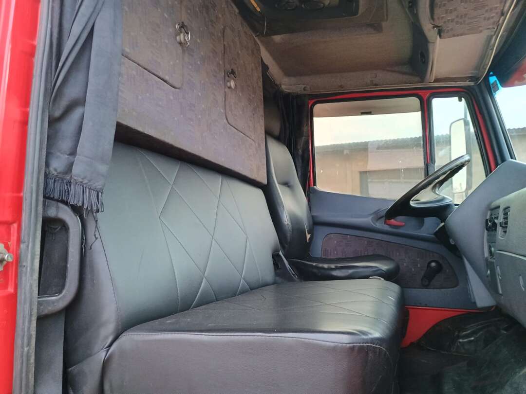 Caminhão MERCEDES BENZ MB 1620 Carroceria ANO 2009 de 1.000CAR Curitiba no Paraná