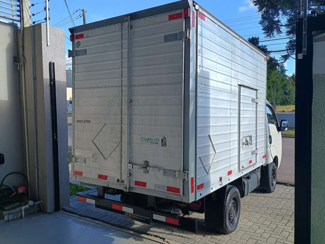 Caminhão KIA BONGO K-2500 Baú Furgão ANO 2012 de 1.000CAR Curitiba no Paraná