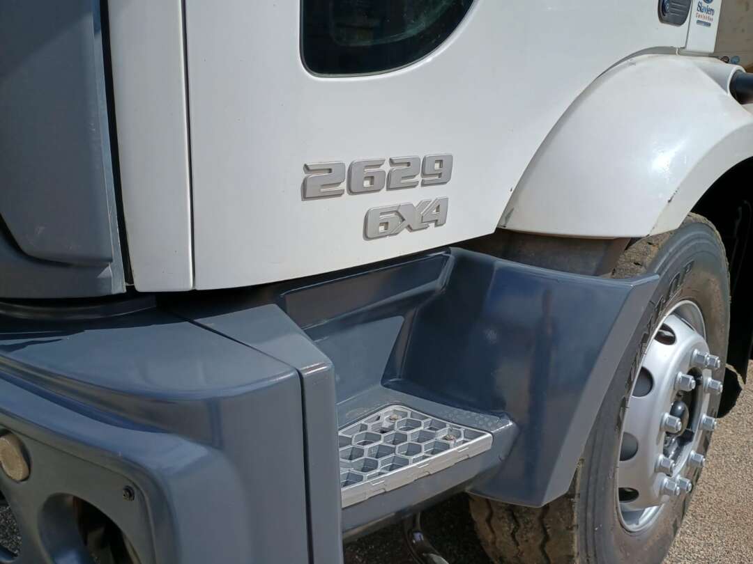 Caminhão FORD CARGO 2629 Caçamba Basculante ANO 2013 de 1.000CAR Curitiba no Paraná