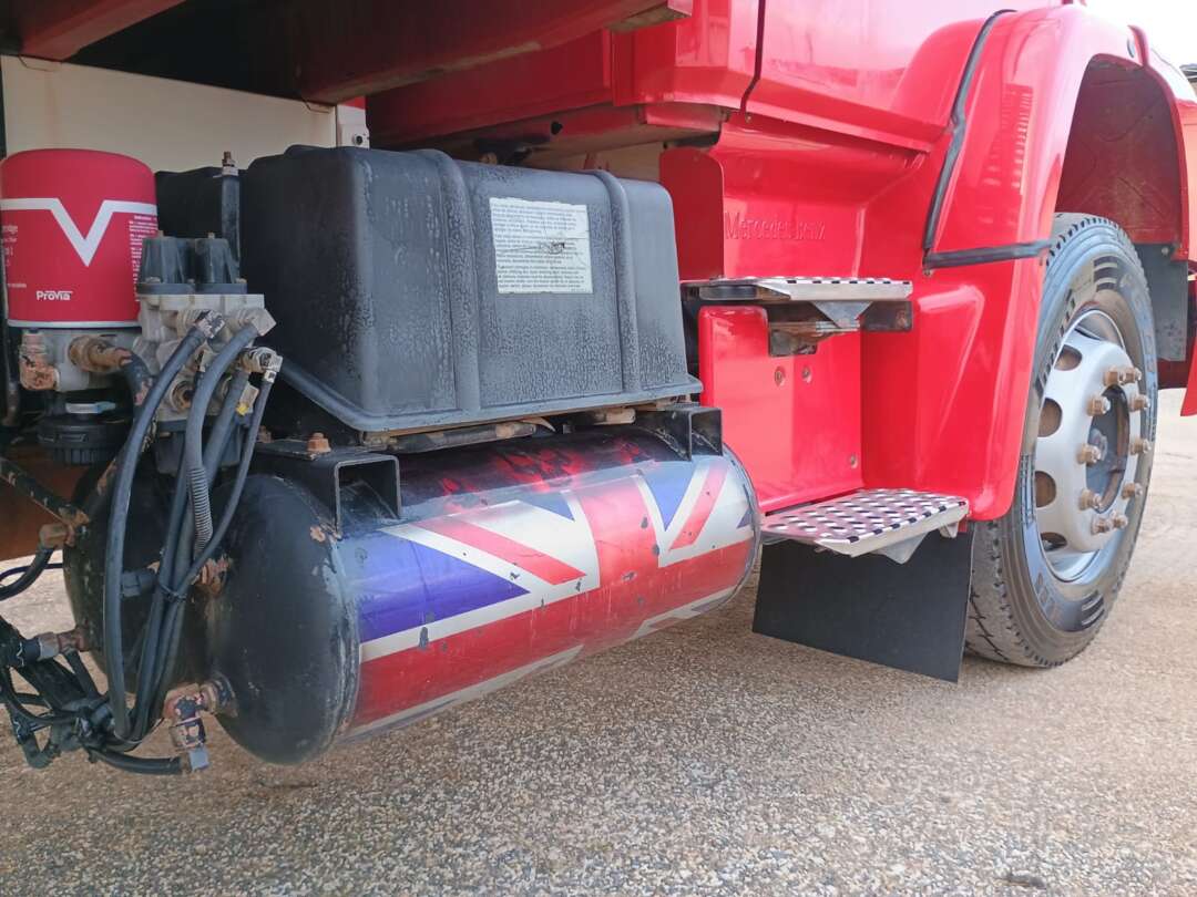 Caminhão MERCEDES BENZ MB 1620 Carroceria ANO 2009 de 1.000CAR Curitiba no Paraná