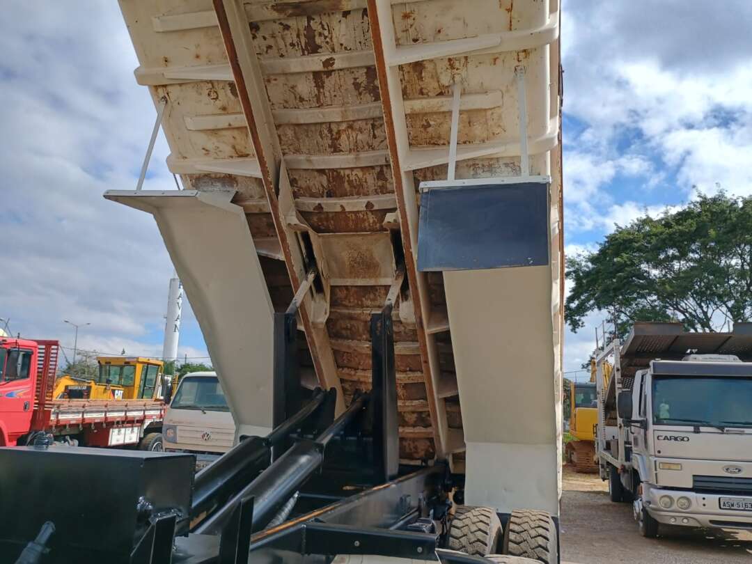 Caminhão FORD CARGO 2629 Caçamba Basculante ANO 2013 de 1.000CAR Curitiba no Paraná