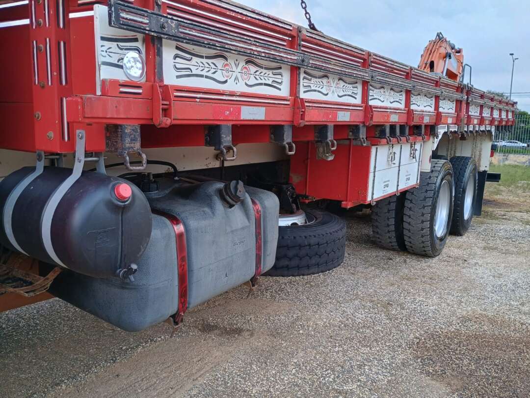 Caminhão MERCEDES BENZ MB 1620 Carroceria ANO 2009 de 1.000CAR Curitiba no Paraná