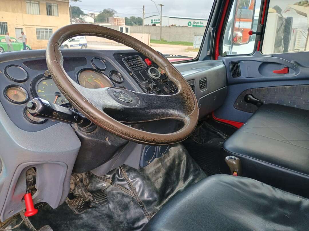 Caminhão MERCEDES BENZ MB 1620 Carroceria ANO 2009 de 1.000CAR Curitiba no Paraná