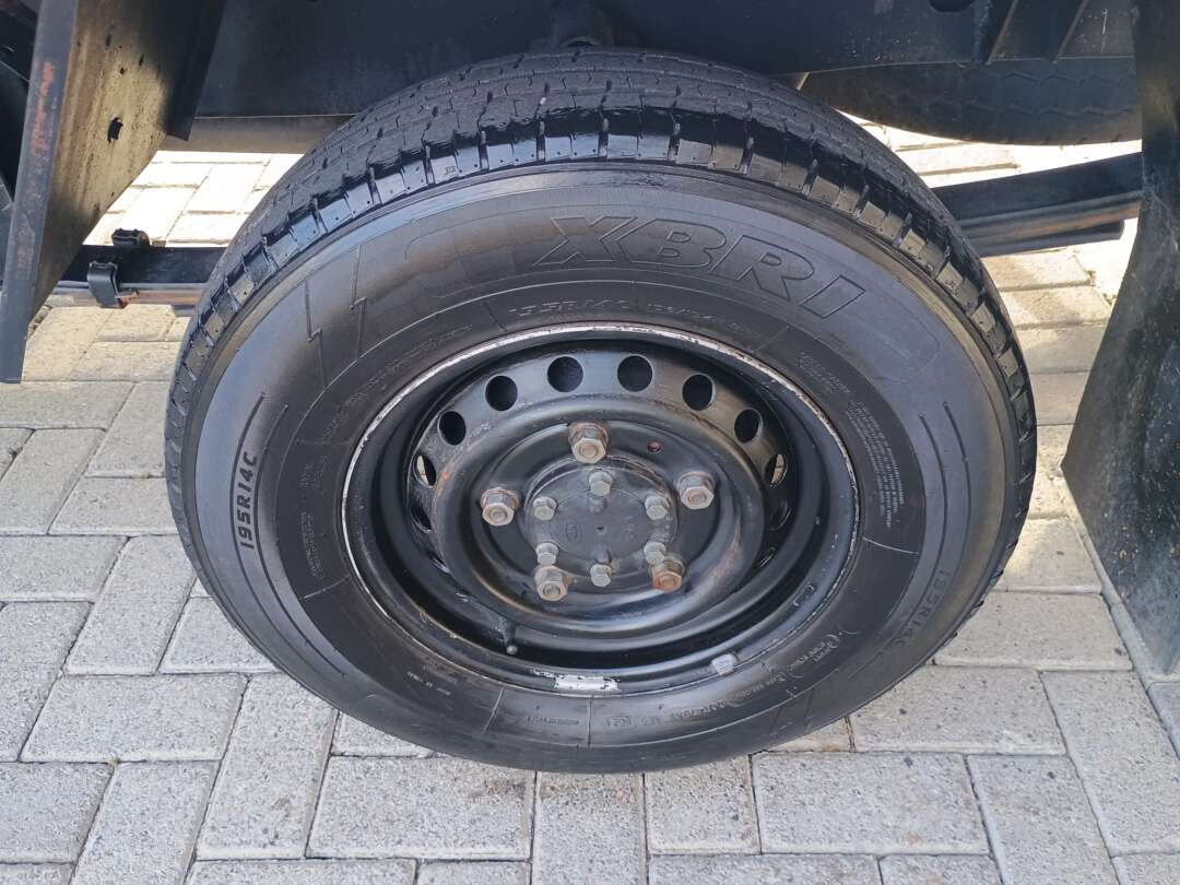 Caminhão KIA BONGO K-2500 Baú Furgão ANO 2012 de 1.000CAR Curitiba no Paraná