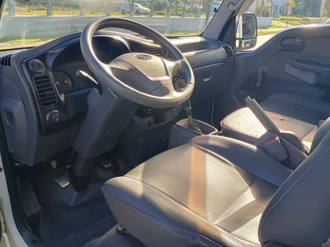 Caminhão KIA BONGO K-2500 Baú Furgão ANO 2012 de 1.000CAR Curitiba no Paraná