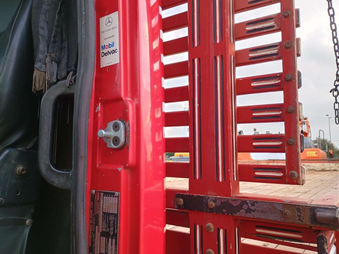 Caminhão MERCEDES BENZ MB 1620 Carroceria ANO 2009 de 1.000CAR Curitiba no Paraná