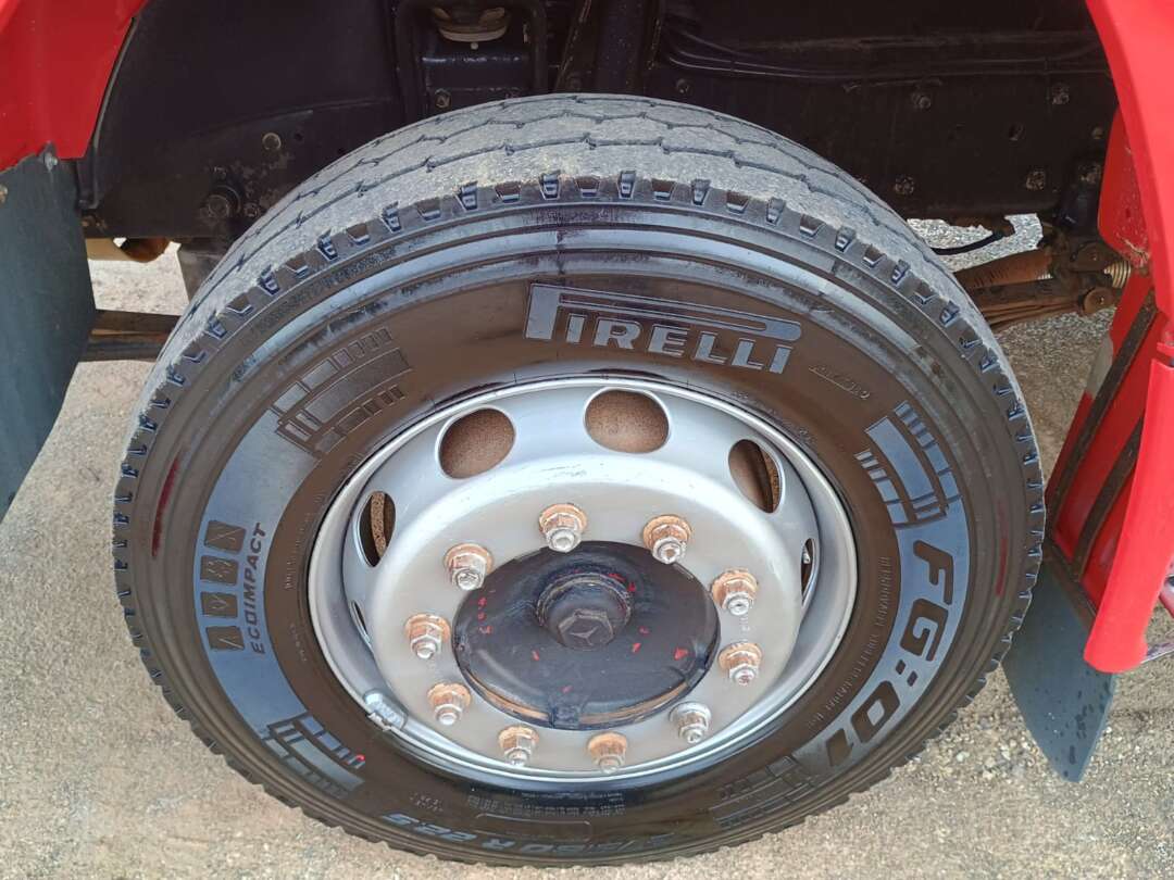 Caminhão MERCEDES BENZ MB 1620 Carroceria ANO 2009 de 1.000CAR Curitiba no Paraná