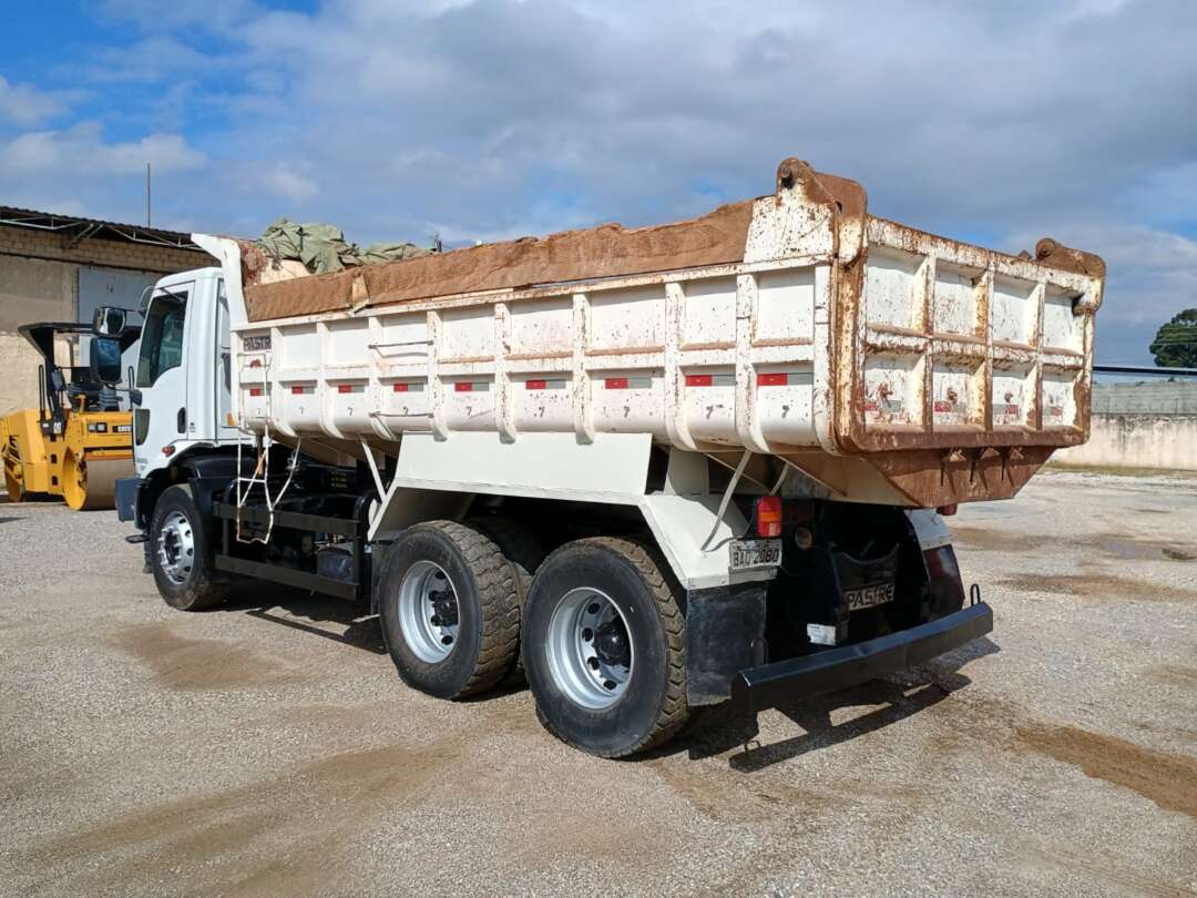 Caminhão FORD CARGO 2629 Caçamba Basculante ANO 2013 de 1.000CAR Curitiba no Paraná