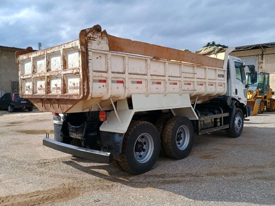 Caminhão FORD CARGO 2629 Caçamba Basculante ANO 2013 de 1.000CAR Curitiba no Paraná