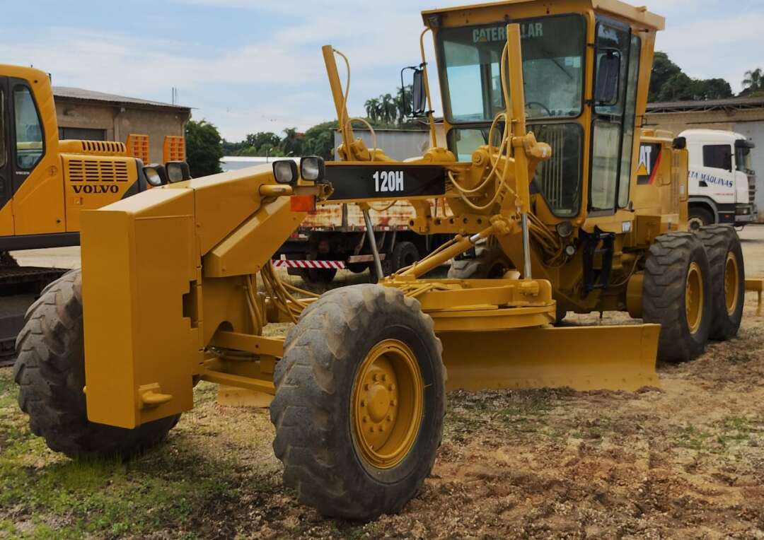 MOTONIVELADORA CATERPILLAR 120H ANO 2009 de Br Tratores no Paraná