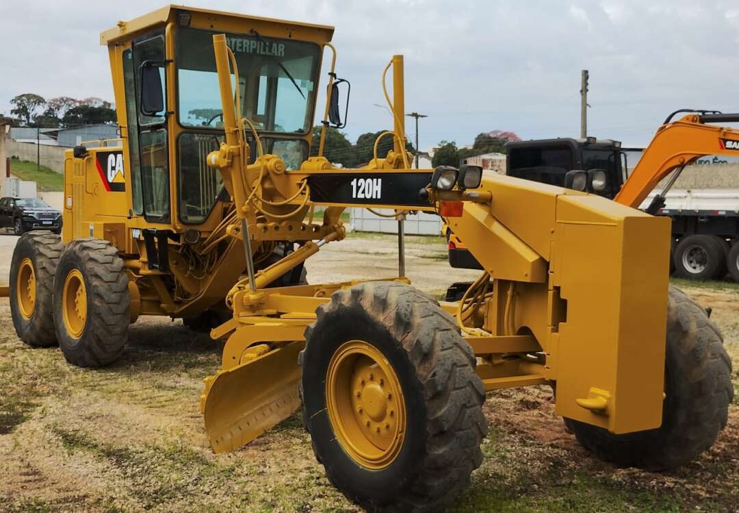 MOTONIVELADORA CATERPILLAR 120H ANO 2009 de Br Tratores no Paraná