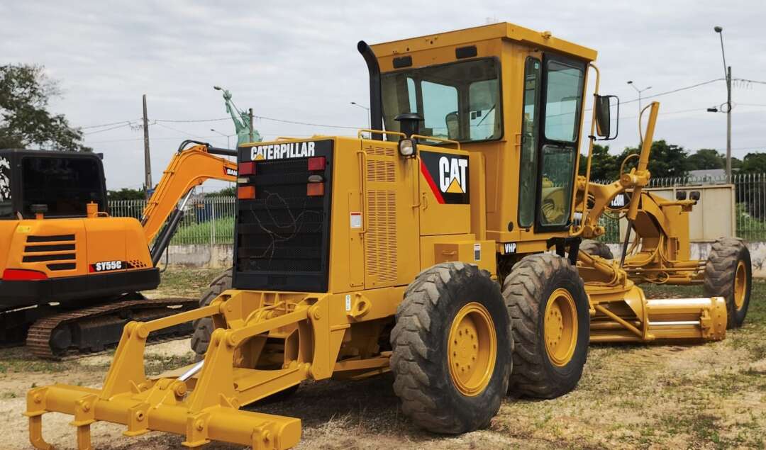 MOTONIVELADORA CATERPILLAR 120H ANO 2009 de Br Tratores no Paraná