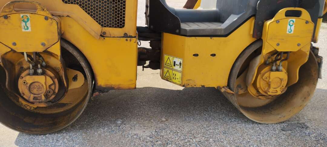 ROLO COMPACTADOR CATERPILLAR CB14B ANO 2012 de Br Tratores no Paraná