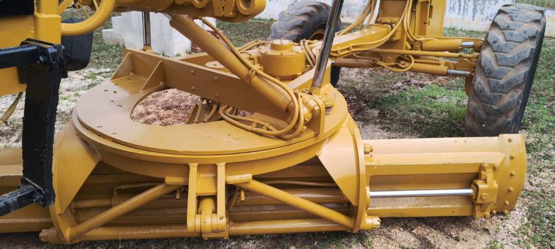 MOTONIVELADORA CATERPILLAR 120H ANO 2009 de Br Tratores no Paraná