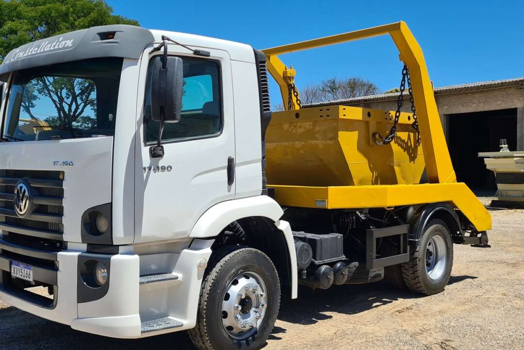Caminhão VOLKSWAGEN VW 17190 Poliguindaste ANO 2013 de Br Tratores no Paraná