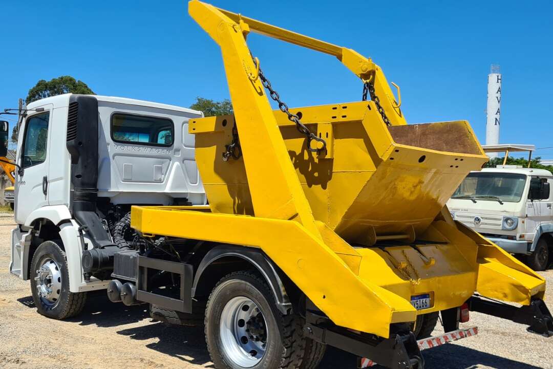 Caminhão VOLKSWAGEN VW 17190 Poliguindaste ANO 2013 de Br Tratores no Paraná