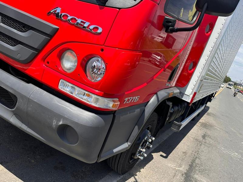 Caminhão MERCEDES BENZ MB 1316 Baú Furgão ANO 2020 de Michel Car no Paraná