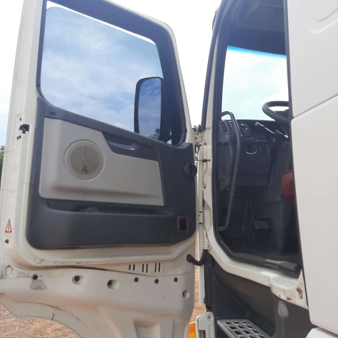 Caminhão VOLVO FH 400 Cavalo Mecânico ANO 2007 de MegaTruck MS no Mato Grosso do Sul