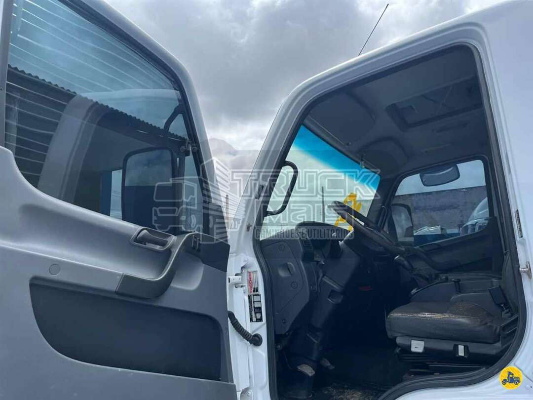 Caminhão MERCEDES BENZ MB 815 Baú Furgão + Plataforma Elevatória ANO 2019 de Truck Mais Caminhões no Paraná