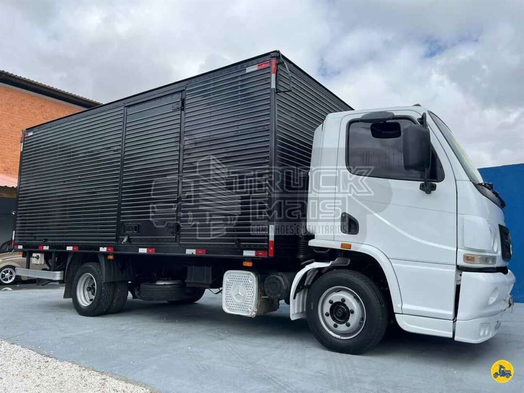 Caminhão MERCEDES BENZ MB 815 Baú Furgão + Plataforma Elevatória ANO 2019 de Truck Mais Caminhões no Paraná