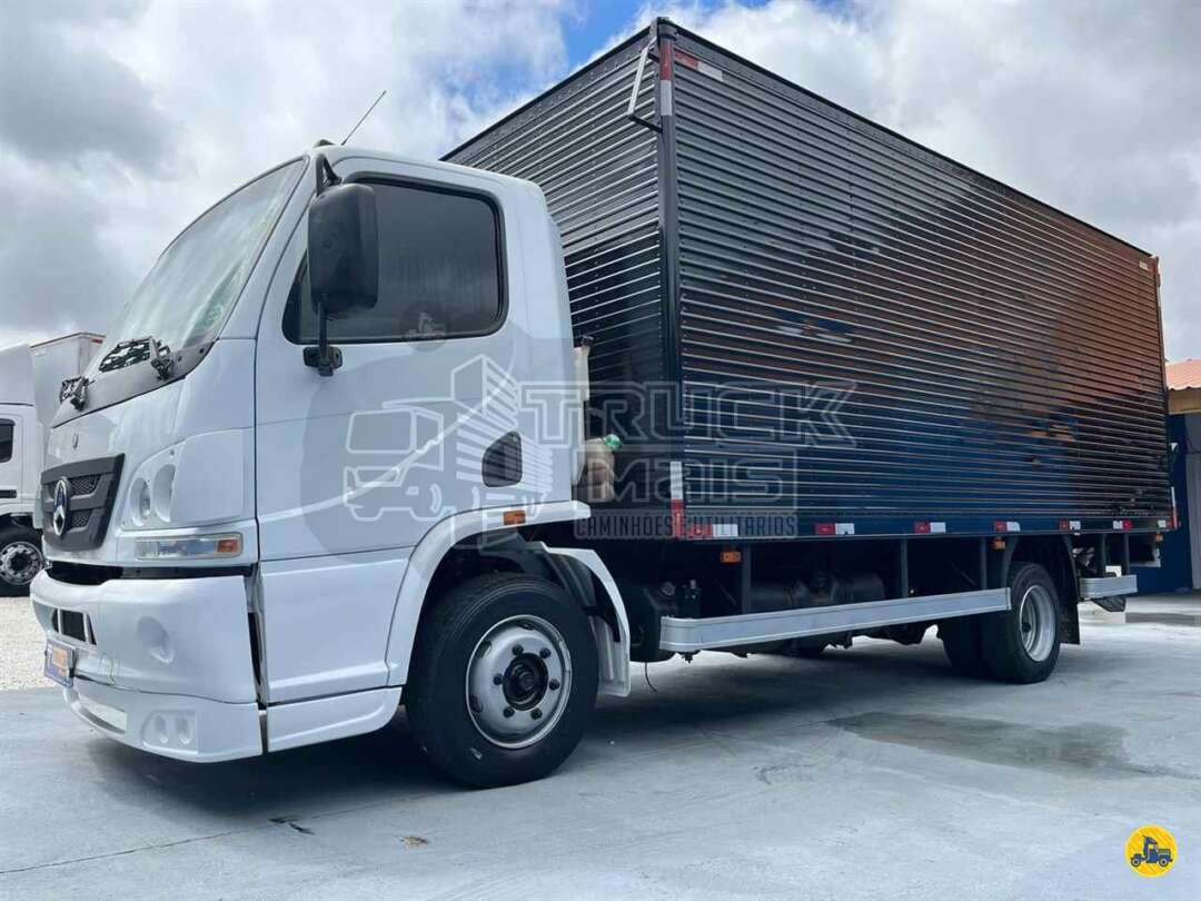 Caminhão MERCEDES BENZ MB 815 Baú Furgão + Plataforma Elevatória ANO 2019 de Truck Mais Caminhões no Paraná