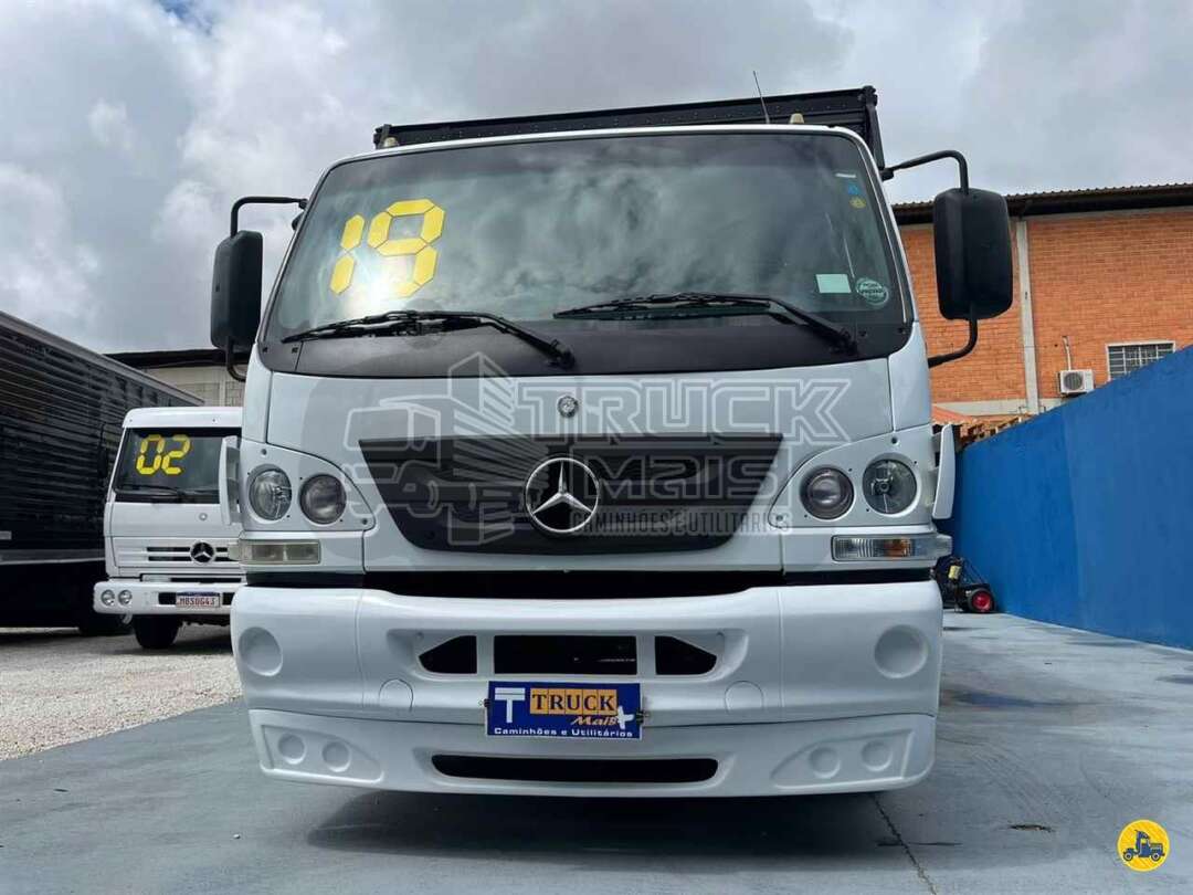 Caminhão MERCEDES BENZ MB 815 Baú Furgão + Plataforma Elevatória ANO 2019 de Truck Mais Caminhões no Paraná
