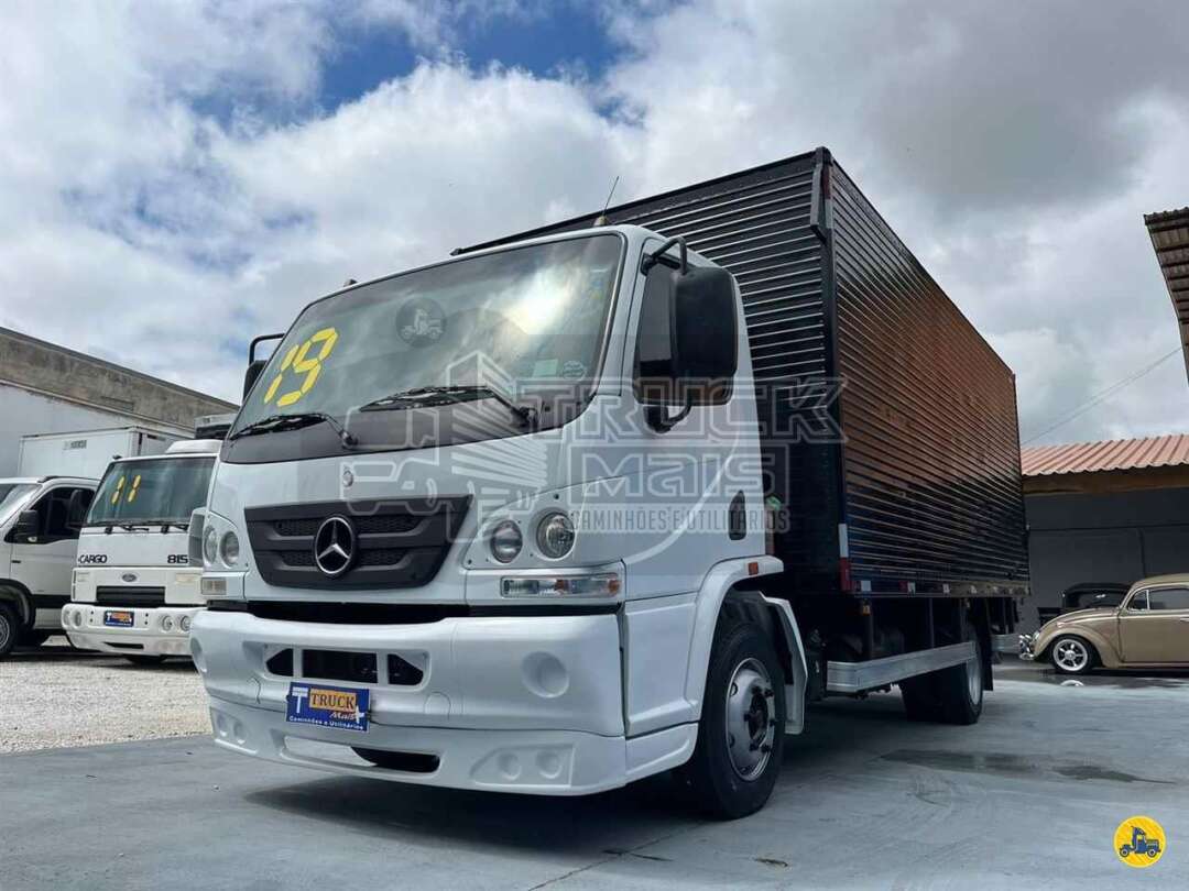 Caminhão MERCEDES BENZ MB 815 Baú Furgão + Plataforma Elevatória ANO 2019 de Truck Mais Caminhões no Paraná
