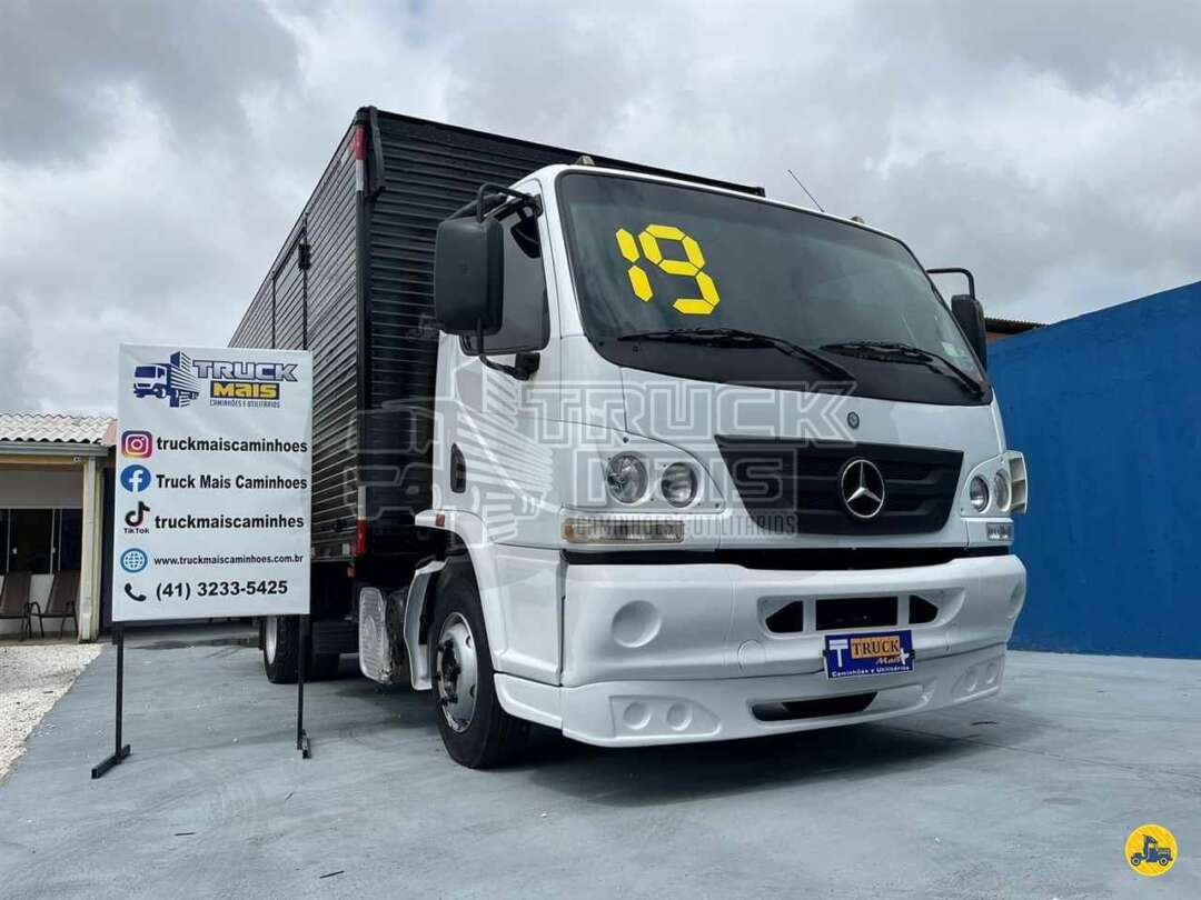 Caminhão MERCEDES BENZ MB 815 Baú Furgão + Plataforma Elevatória ANO 2019 de Truck Mais Caminhões no Paraná