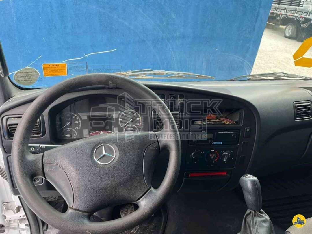 Caminhão MERCEDES BENZ MB 815 Baú Furgão + Plataforma Elevatória ANO 2019 de Truck Mais Caminhões no Paraná
