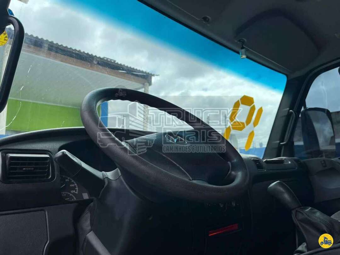 Caminhão MERCEDES BENZ MB 815 Baú Furgão + Plataforma Elevatória ANO 2019 de Truck Mais Caminhões no Paraná