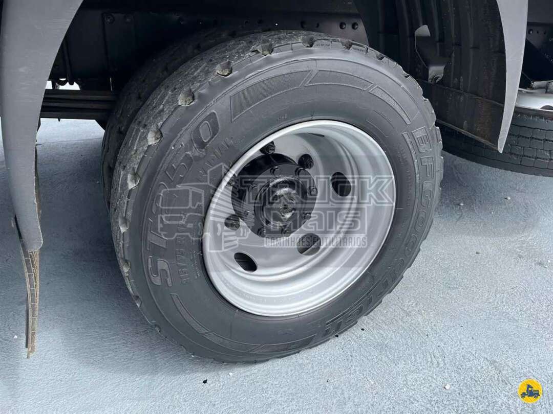 Caminhão MERCEDES BENZ MB 815 Baú Furgão + Plataforma Elevatória ANO 2019 de Truck Mais Caminhões no Paraná