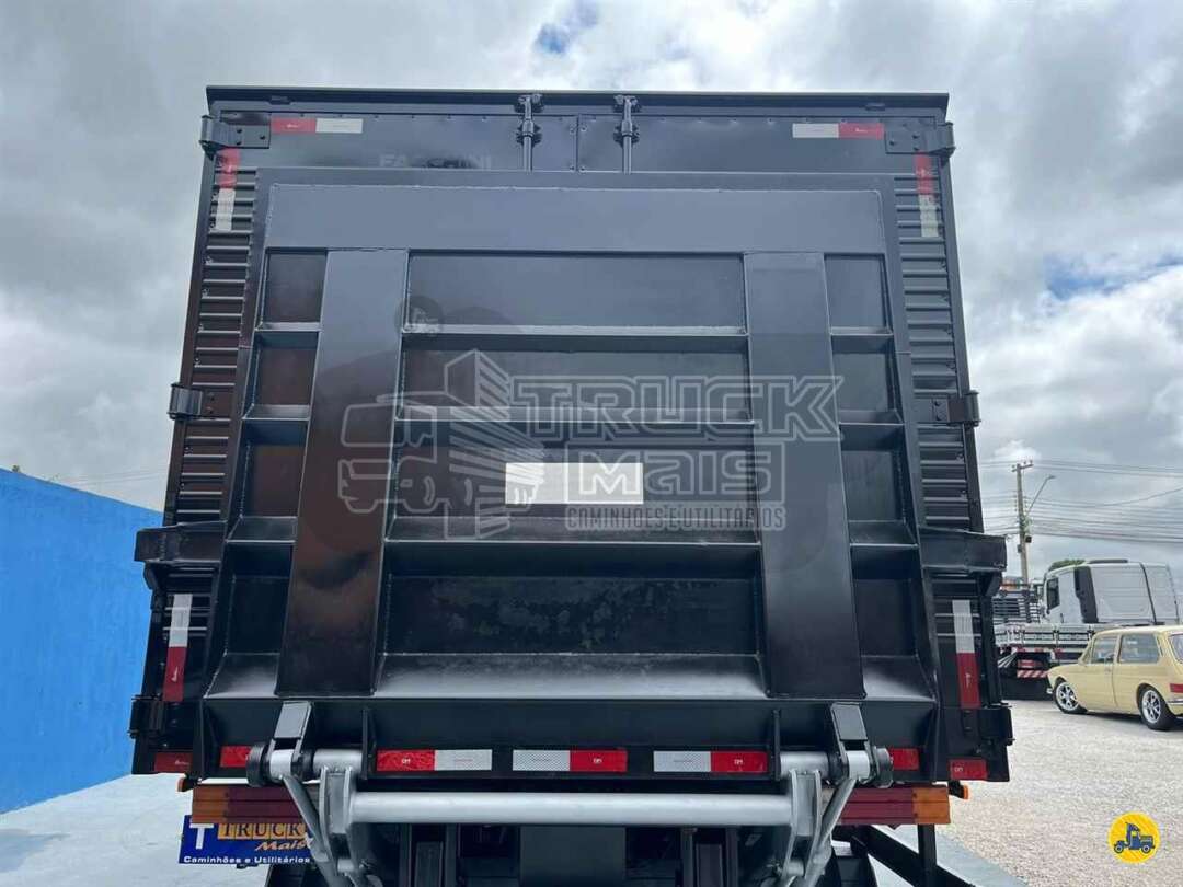 Caminhão MERCEDES BENZ MB 815 Baú Furgão + Plataforma Elevatória ANO 2019 de Truck Mais Caminhões no Paraná